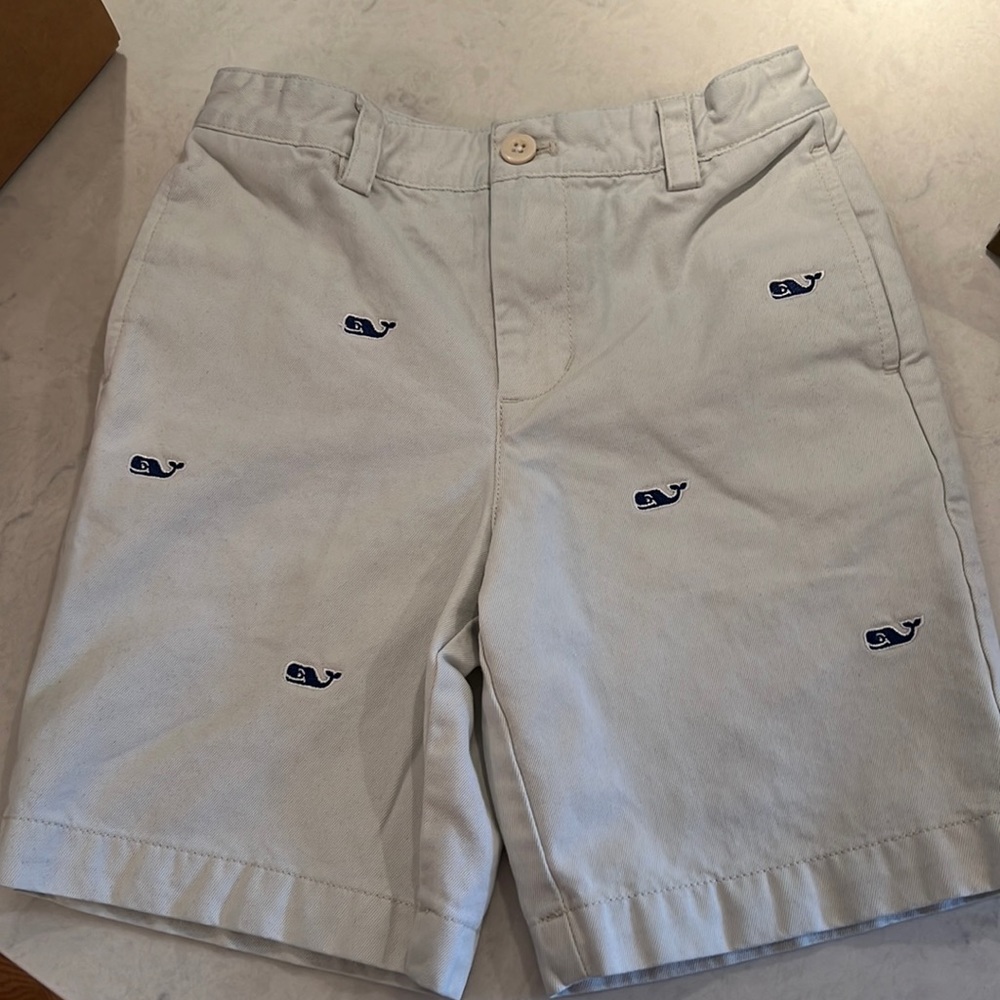 Boys Vineyard Vines whale shorts size 6